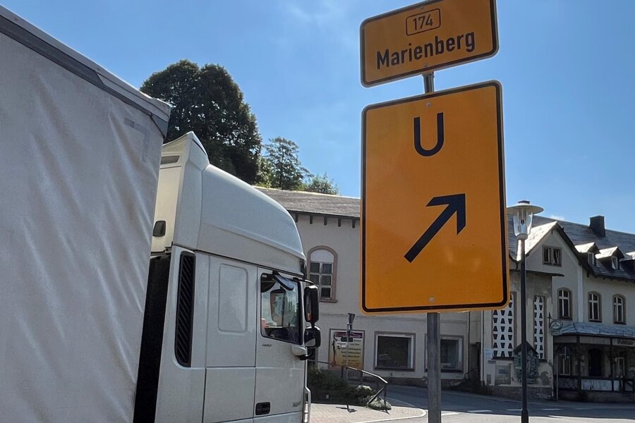 B 174-Sperrung bis Ende August: Schwerlastverkehr macht die Umleitungsstrecken kaputt - Stark mit Lkw-Verkehr belastet: die Ortsdurchfahrt Scharfenstein.