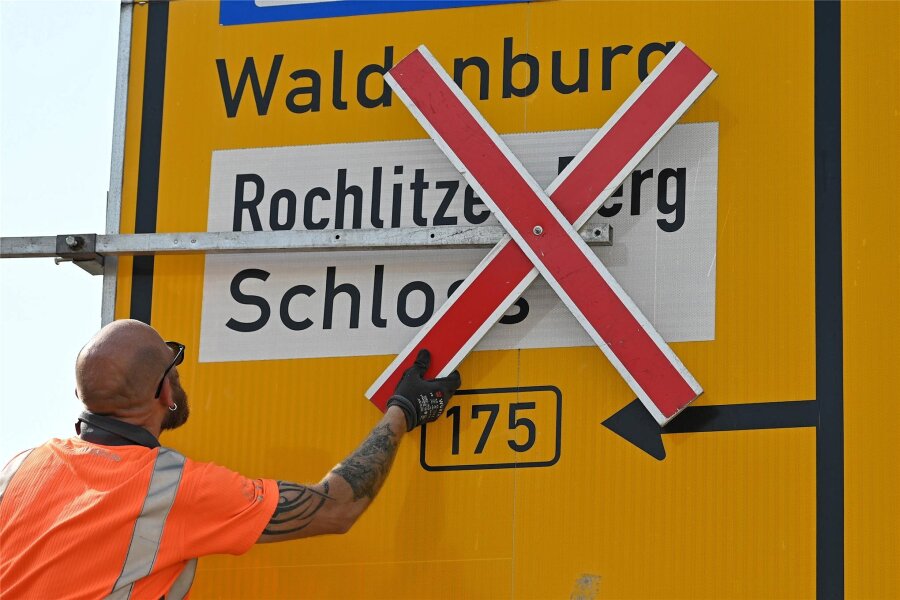 B 175 in Rochlitz wird gebaut - Noßwitz stöhnt über Verkehr - Die Bauarbeiten an der B 175 in Rochlitz haben zwischen Abzweig Noßwitzer Weg und dem Abzweig Sörnzig begonnen. In Rochlitz wurden am Mittwoch noch Wegweiser mit dem Hinweis auf die Sperrung versehen.
