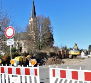 B 180: Straßenbau in Erdmannsdorf geht weiter - In Erdmannsdorf haben auf der B 180 im Bereich der Rathausstraße die Straßenbauarbeiten wieder begonnen. 