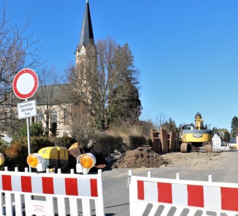In Erdmannsdorf haben auf der B 180 im Bereich der Rathausstraße die Straßenbauarbeiten wieder begonnen. 
