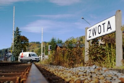 B 283 in Zwota fast eine Woche gesperrt - Der Bahnübergang am Haltepunkt Zwota (Foto) wird ab dem morgigen Freitag für knapp eine Woche zur Baustelle. Damit verbunden ist eine Sperrung der Bundesstraße 283. Betroffen ist auch der Busverkehr. 