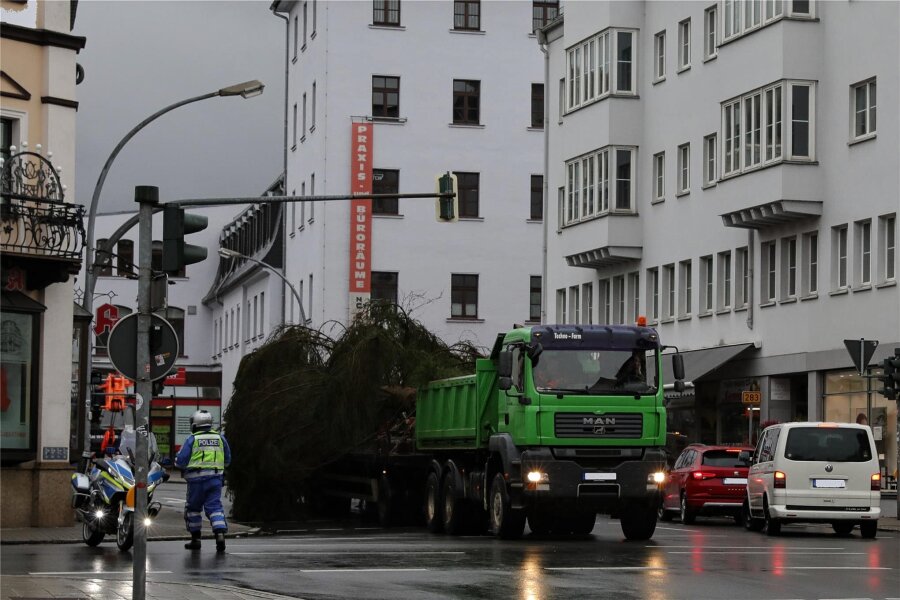 B 283 nach Aue entpuppt sich für Chemnitzer Weihnachtsbaum als Nadelöhr - Der Weihnachtsbaum in der Auer Innenstadt. Foto: Katja Lippmann-Wagner