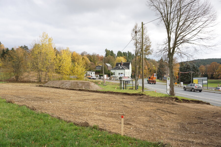 B 92 in Oelsnitz ab Februar fast zwei Jahre voll gesperrt - Für den Knotenpunkt B 92/Görnitzer Weg im Baustellenbereich entsteht eine Umfahrung. Die vorbereitenden Arbeiten liefen bereits, im März wird asphaltiert.