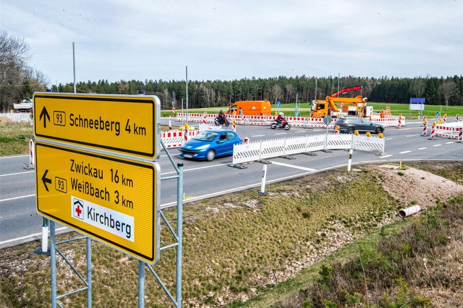 B 93 halbseitig gesperrt: Was hat es mit den Bauarbeiten an dieser Kreuzung bei Schneeberg auf sich? - Von rot-weißen Bauzäunen werden Autofahrer seit einigen Tagen auf der Kreuzung von B 93 und dem Autobahnzubringer (S 282) bei Schneeberg begrüßt.