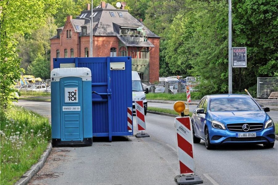 B 93 in Zwickau: Baucontainer und Dixi-Toilette versperren eine Fahrspur - Blick auf die B 93 in Zwickau. Baustellencontainer und Dixi-Toilette stehen auf der Fahrbahn. 