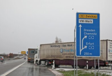 B 93: Warum eine durchgezogene Linie? - Die Auffahrt wird vor allem auch von Lastern, die ins VW-Werk nach Mosel fahren, genutzt.