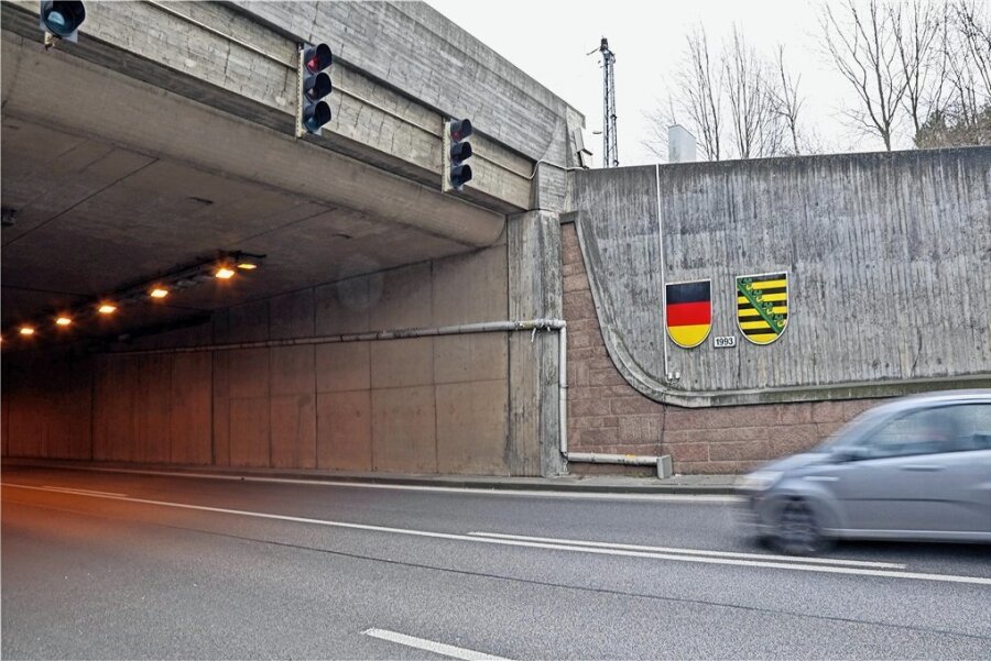 B 93 zwischen Zwickau und Meerane: Autofahrer müssen mehr Zeit einplanen - Im B93-Tunnel kommt es aufgrund von Wartungsarbeiten zu Verkehrsbehinderungen.