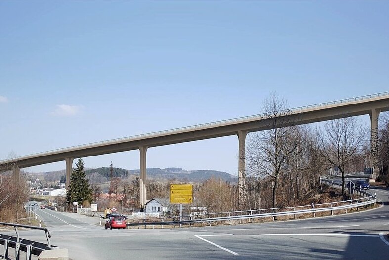 B 95: Riesenbrücke nach Annaberg kann gebaut werden - So sollte nach den Planungen des damaligen Straßenbauamtes die Brücke über das Zschopautal aussehen. Die Montage stammt aus dem Jahr 2008. Schon so lange wird über das Projekt diskutiert.