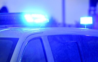 B 95: Wind drückt Anhänger in den Gegenverkehr - Blaulichter leuchten auf dem Dach eines Polizeifahrzeugs.