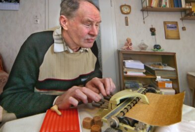 Bücher mit den Fingern lesen - 
              <p class="artikelinhalt">Gunter Hofmanns Schreibmaschine hat nur sieben Tasten - sechs für Braille-Punkte und eine für Leerzeichen. Mit ihr kann er trotz Blindheit weiter Briefe schreiben und mit anderen Blinden in Kontakt bleiben. </p>
            