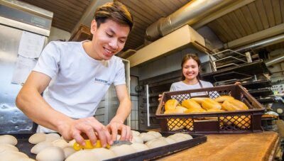 Bäckerei löst ihr Azubi-Problem - In der Bäckerei Bauerfeind in Hohndorf werden zwei Vietnamesen - Duc Hoang Dinh (links) und Hieu Minh Pham - ausgebildet. Ihnen macht ihr Job große Freude. Ihre Ausbildung dauert noch zwei Jahre.