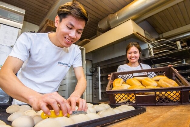 Bäckerei löst ihr Azubi-Problem - In der Bäckerei Bauerfeind in Hohndorf werden zwei Vietnamesen - Duc Hoang Dinh (links) und Hieu Minh Pham - ausgebildet. Ihnen macht ihr Job große Freude. Ihre Ausbildung dauert noch zwei Jahre.