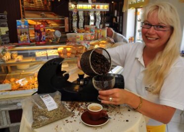 Bäckermeisterin sorgt für eigenen Duftrausch - 
              <p class="artikelinhalt">Annett Reinhold wirft manchmal mehrmals am Tag ihren winzigen Röstapparat an, um ihre Gäste mit selbst aromatisiertem Kaffee zu verwöhnen.</p>
            