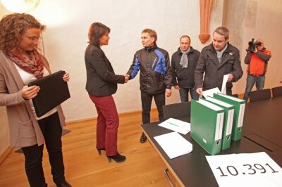 Die Bürgerinitiative gegen den geplanten Gefängnisneubau in Zwickau hat am Morgen über 10.000 Unterschriften im Rathaus abgegeben.