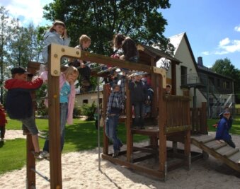 Bürgermeister ebnet Weg: "Alles ist geregelt" - Die Gemeinde Erlau hat in die Zukunft investiert: Alle vier Kindereinrichtungen sind in gutem Zustand. Die Mädchen und Jungen fühlen sich auf dem Spielplatz am "Waldhaus" in Erlau wohl. 
