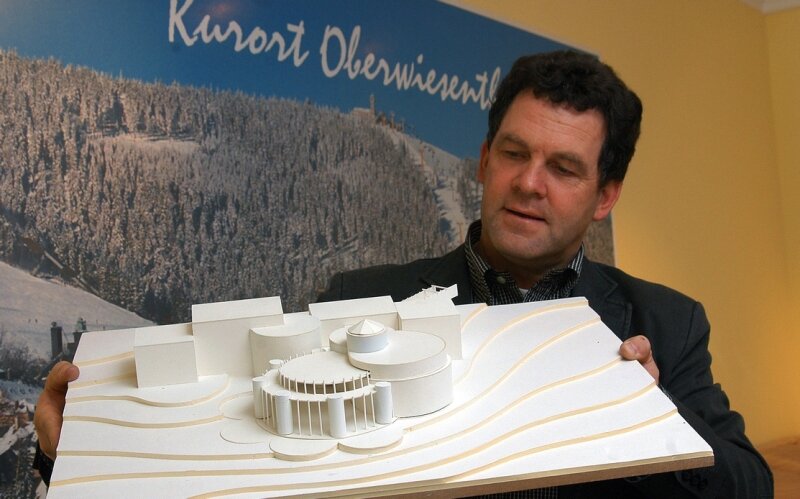 Bürgermeister Ernst gerät in die Schusslinie - Ferienpark-Chef Jens Ellinger zeigt das Modell seiner geplanten Wellnessanlage.