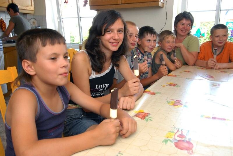 Bürgermeister spendiert Burger - 
              <p class="artikelinhalt">Jana Kozur (Zweite von links) feierte am Wochenende ihren 15. Geburtstag. Von Betreuerin Lena Poscharkova (Zweite von rechts) gab es eine Runde Eis für alle. </p>
            