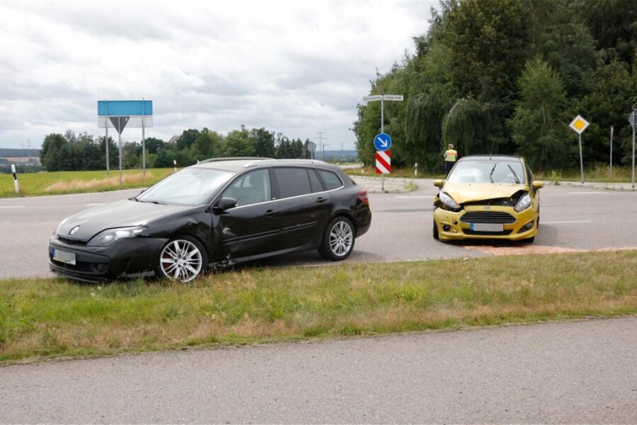 B95 in Chemnitz nach Unfall für zwei Stunden gesperrt - Auf der Leipziger Straße kollidierten am Montag ein Renault und ein Ford. Die B 95 wurde für zwei Stunden gesperrt.