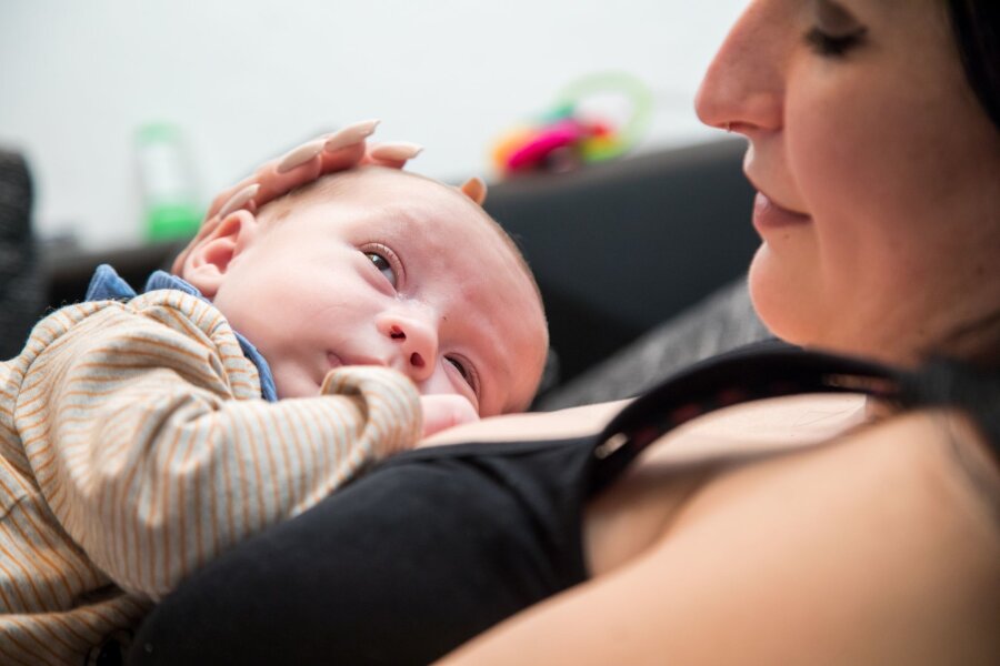 Baby hat verformten Kopf: Geht das wieder weg? - Plagiozephalie kann in den ersten vier bis zwölf Wochen auftreten, wenn Säuglinge eine bestimmte Schlafposition bevorzugen.