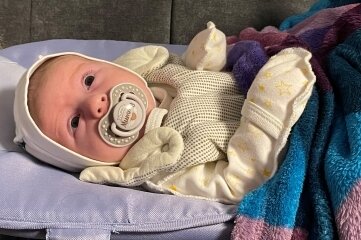 Baby Matwij nun optimal ausstaffiert - Für Baby Matwij, das mit seinen Eltern aus der Ukraine ins Erzgebirge kam, hat es viel Spenden gegeben. 