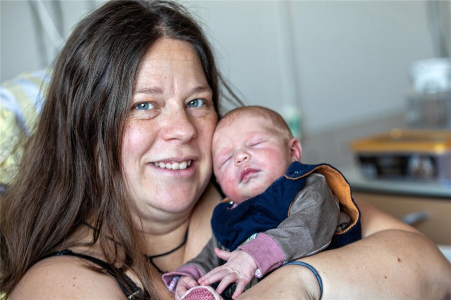 Baby Tilly hatte es besonders eilig: Es kam in Plauen auf dem Storchenparkplatz des Helios Vogtland-Klinikums zur Welt - Mutter Desiree und Tilly Jolien, die es bei der Geburt besonders eilig hatte.