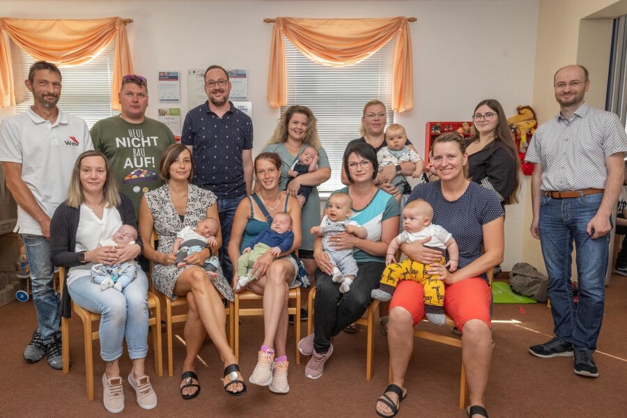 Babybegrüßung in Thum: Stadt und Feuerwehr verteilen wieder Geschenke - Im Thumer Freizeit- und Familienzentrum wurden wieder die jüngsten Einwohner der Stadt begrüßt.