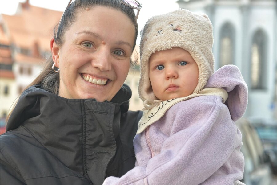 Babyboom in Freiberg: So heißen die im Januar geborenen Kinder - Die Freibergerin Lisa Wohrow und ihre fast elfmonatige Tochter Ell waren am Mittwoch bei schönem Wetter am Untermarkt spazieren.
