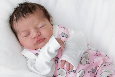 Babyboom nach dem Lockdown bleibt in Region Aue-Schwarzenberg vorerst aus - Mia ist im Helios-Klinikum in Aue zur Welt gekommen. 
