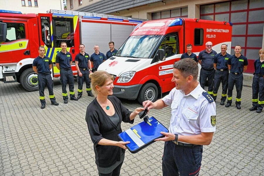 Babynotarztwagen an Chemnitzer Feuerwehr übergeben: Schnelle Rettung für die Kleinsten - 