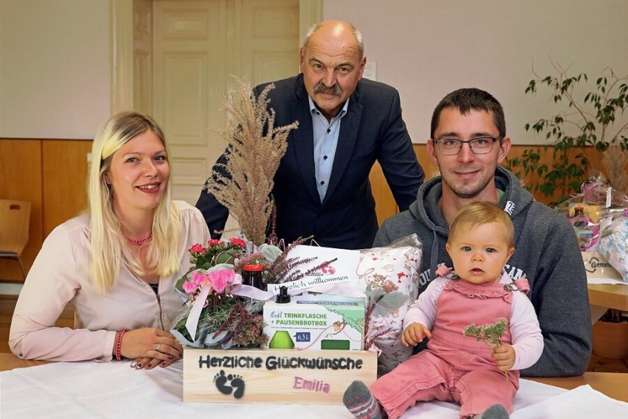 In Remse haben sich Franziska Gawlick und Michael Dietrich, gemeinsam mit Tochter Emilia, das Babypaket bei Bürgermeister Joachim Schuricht abgeholt. 