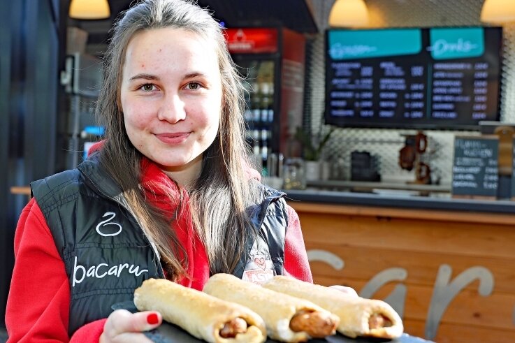 "Bacaru"-Café am Schwanenteich hofft auf eine Rückkehr im Frühjahr - Kate Salamann vom Imbiss "Bacaru" mit drei "Bacawus". Hinter dieser Bezeichnung verstecken sich Krakauer im Brotteig.
