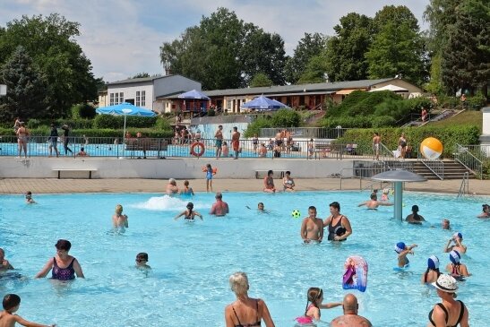 Bad-Bilanz: Freude in Glauchau und Sorgen in Waldenburg - Rund 28.000 Besucher waren im Freibad in Waldenburg. Im Nichtschwimmerbecken müssen Fliesen erneuert werden.