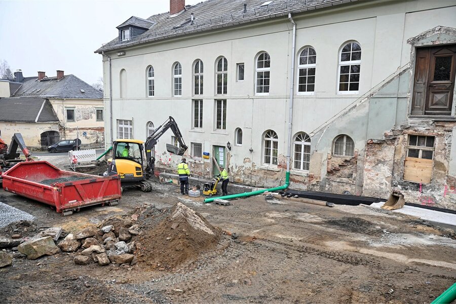 Bad Brambach: Das Rathaus wird trockengelegt - Baustelle auf der Rückseite des Rathauses Bad Brambach: Die Teilsanierung hat begonnen.