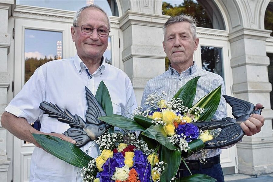 Bad Elster: Ehrenamtspreis Große Elster verliehen - Bei einer feierlichen Veranstaltung wurde die Große Elster an die Ehrenamtler Jochen Hüller (links) und Dieter Lorenz verliehen.