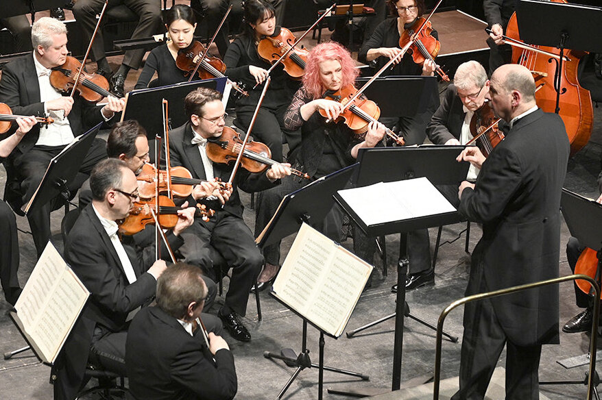 Generalmusikdirektor Florian Merz dirigierte die Staatskapelle Halle, verstärkt von Musikern der Chursächsischen Philharmonie.  