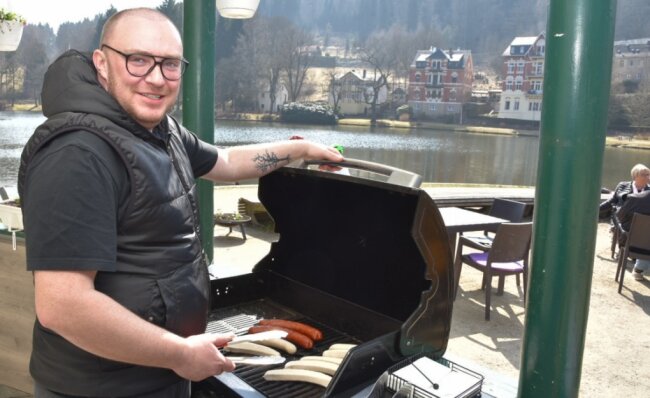 Bad Elster: Gondelteich-Imbiss serviert Gästen ungewöhnliches Angebot - Václav Komárek hat angesichts des schönen Wetters den Grill angeheizt. Was er in diesem Jahr am Gondelteich vorhat, geht jedoch weit über Bratwurst & Co. hinaus. 