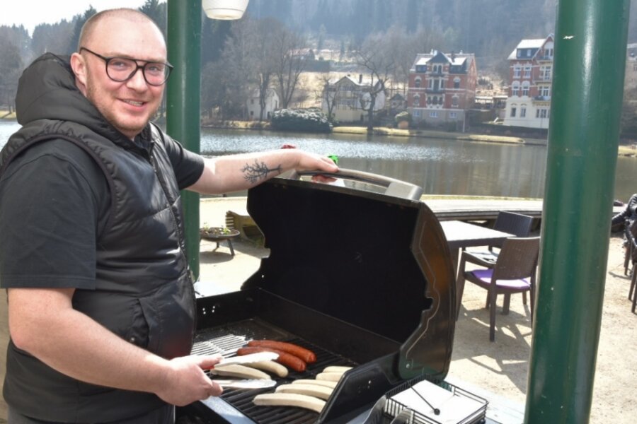 Václav Komárek hat angesichts des schönen Wetters den Grill angeheizt. Was er in diesem Jahr am Gondelteich vorhat, geht jedoch weit über Bratwurst & Co. hinaus. 