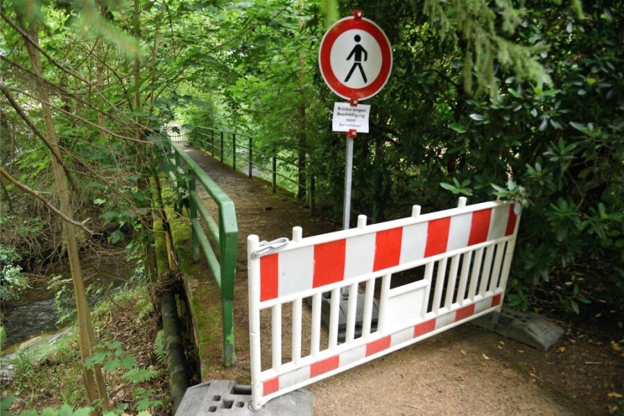 Bad Elster muss Fußgängerbrücke im Park sofort sperren - Die gesperrte Fußgängerbrücke über die Weiße Elster im Paul-Schindel-Park in Bad Elster.