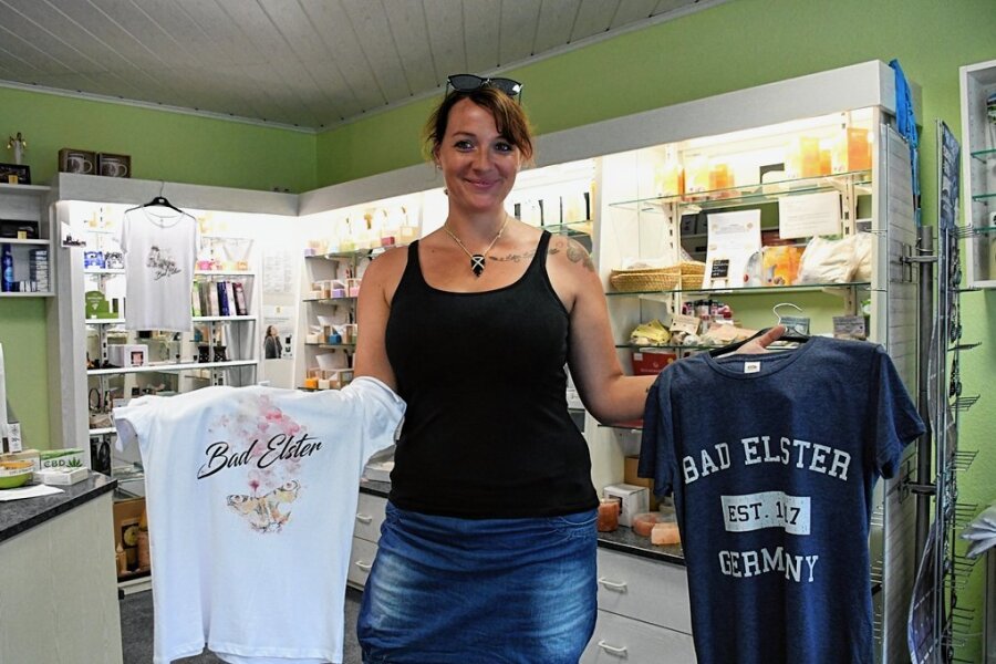 Bad Elster: Neue Souvenirs ziehen die Aufmerksamkeit auf sich - Katja Renz verkauft in ihrem Geschäft "Naturnah" am Badeplatz Bad Elster T-Shirts mit dem Schriftzug des Kurortes. 