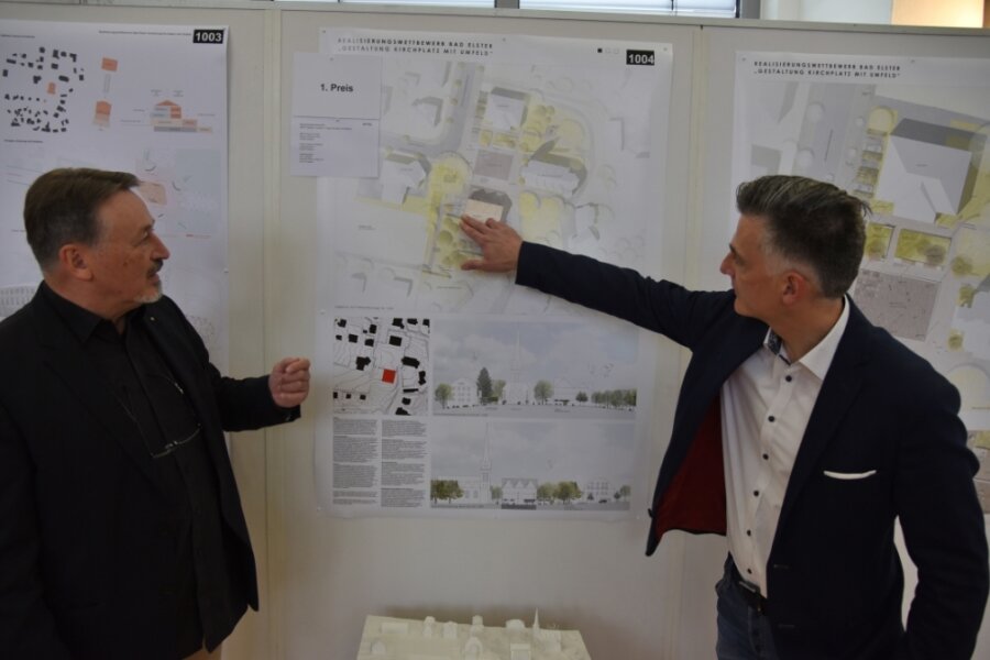 Bad Elster: So soll der neue Kirchplatz aussehen - Bürgermeister Olaf Schlott (rechts) und Professor Heinz Nagler stellten den Sieger des Architektur-Wettbewerbs für die Neugestaltung des Kirchplatzes in Bad Elster vor.
