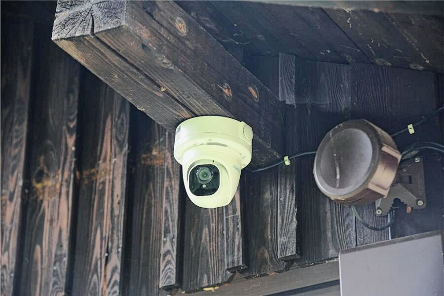 Bad Elster startet Videoüberwachung in Naturbädern und an Toilettenanlage - Eine der Überwachungskameras im Naturbad Bad Elster.