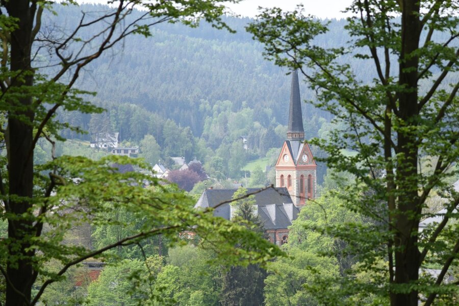 Bad Elster: Unbekannte stehlen Opfergeld aus St.-Trinitatis-Kirche - Die St.-Trinitatis-Kirche in Bad Elster. Unbekannte haben das Opfergeld gestohlen.