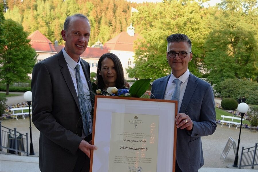 Bad Elster verleiht Ehrenbürgerwürde an vormaligen Staatsbäder-Chef - Gernot und Ingrid Ressler mit Bürgermeister Olaf Schlott (von links) in Bad Elster. 