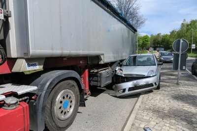 Bad Schlema: Auto kollidiert mit Laster - 