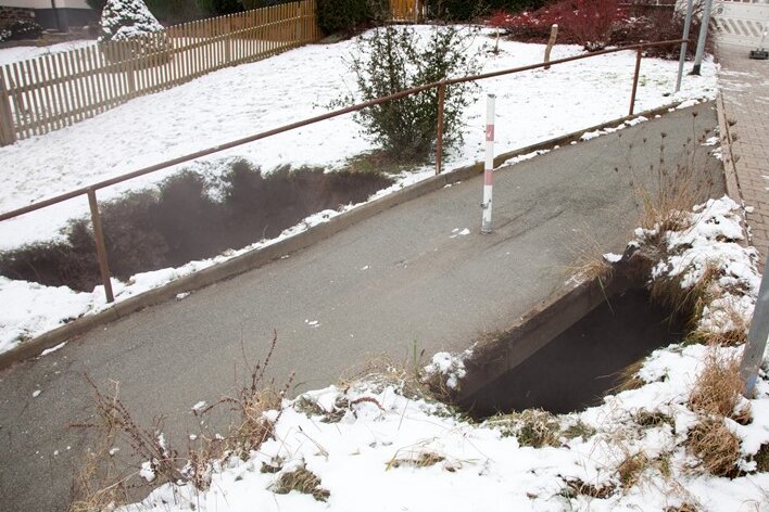 Bad Schlema: Erdboden unter Fußweg eingebrochen - 
