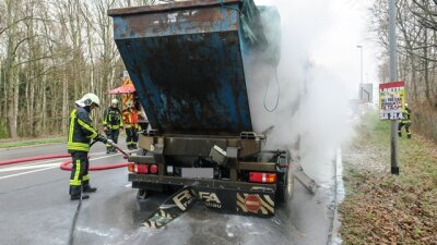 Bad Schlema: Lkw-Anhänger in Brand geraten - 
