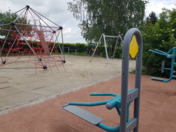 Bade- und Spielspaß wieder im Chemnitztal - Moderne Trimm-Dich-Geräte bereichern jetzt den sanierten Spielplatz im Garnsdorfer Sommerbad. Nach der Abnahme durch die Gemeinde Lichtenau sind die Spielgeräte seit Samstagmorgen nutzbar.