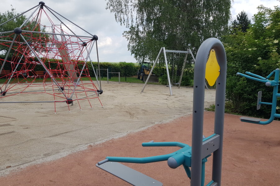 Moderne Trimm-Dich-Geräte bereichern jetzt den sanierten Spielplatz im Garnsdorfer Sommerbad. Nach der Abnahme durch die Gemeinde Lichtenau sind die Spielgeräte seit Samstagmorgen nutzbar.