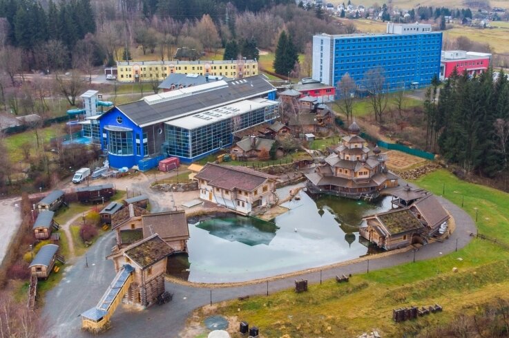 Für die Badegärten in Eibenstock, die auch aus dem angrenzenden Vogtland viele Besucher anziehen, stehen kommendes Jahr erneut große Investitionen an. Wegen gestiegener Baupreise gibt es nun aber erste Gedanken für Einsparungen. 