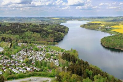 Badegewässer im Vogtland: So steht es um die Qualität - Bei Hitze vermehren sich in der Pöhl Blaualgen. Derzeit gibt es diesbezüglich allerdings keine Beanstandungen, sagt das Gesundheitsamt.